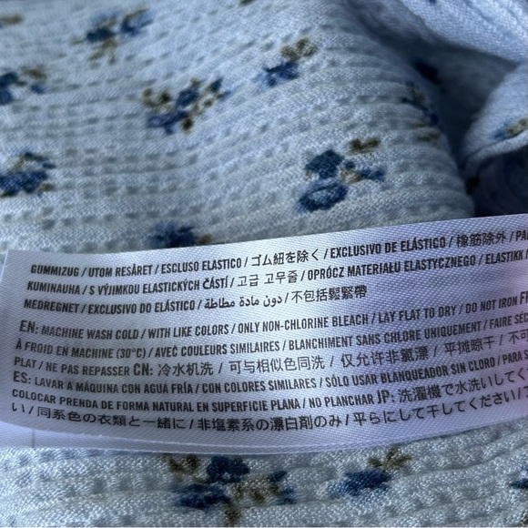 •Hollister• Floral V-Neck Soft Knit Top - Size Large - Picture 7 of 8